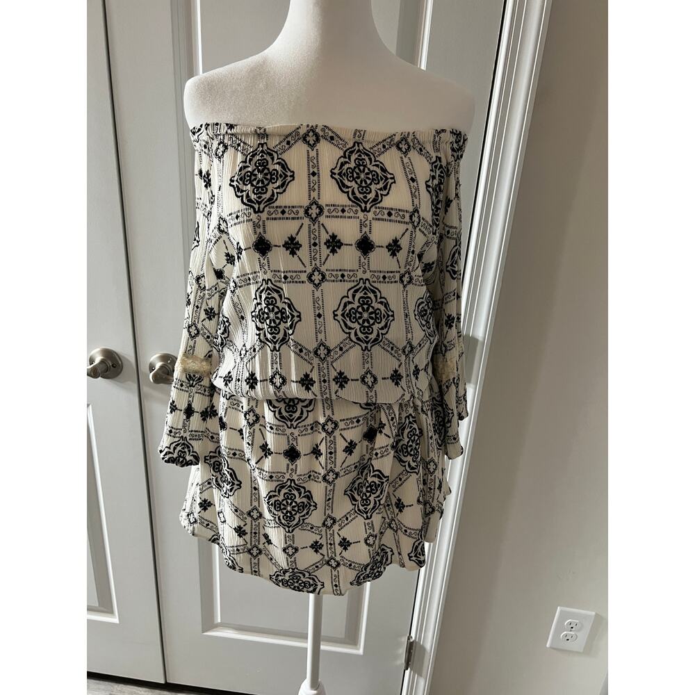 Flying Tomatoes black & white off the shoulder smoked waist dress Large